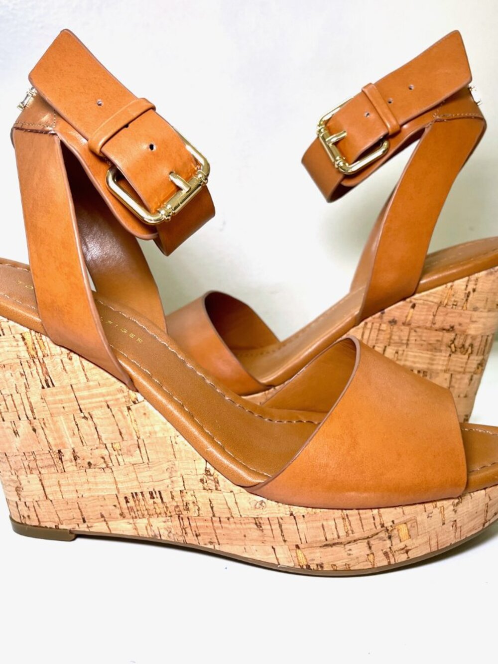 Tommy Hilfiger Tan Cork Wedge Sandals – New / Never Worn - Sz 7.5 - Picture 2 of 7